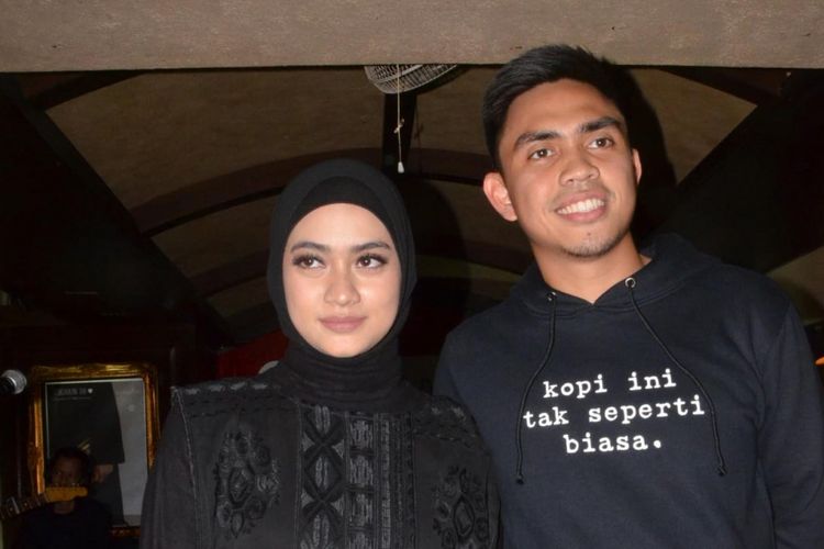 Ayudia Bing Slamet dan Ditto Percussion saat jumpa pers peluncuran single  Dengarkan Dia bertajuk Rindu di Pisa Kafe, Menteng, Jakarta Pusat, Rabu (8/8/2018). 