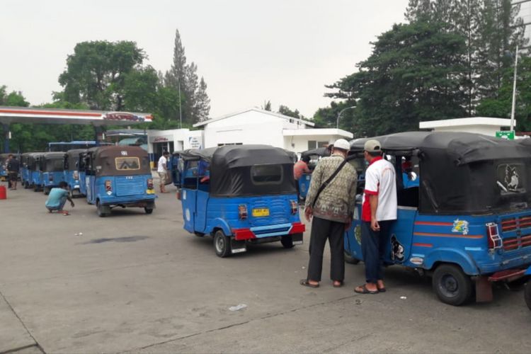 Antrian bajaj yang mengular untuk mendapatkan bahan bakar gas (BBG) di stasiun pengisian bahan bakar gas (SPBG), Jalan Perintis Kemerdekaan, Pulogadung, Jakarta Timur, Jumat (30/11/2018)