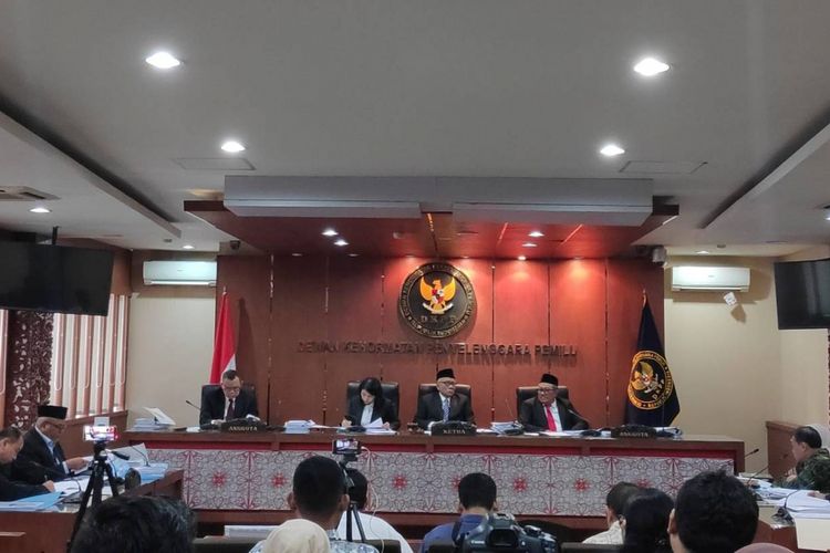 Sidang dugaan pelanggaran etik KPU dan Bawaslu atas kasus OSO di kantor DKPP, Jakarta Pusat, Rabu (13/2/2019).