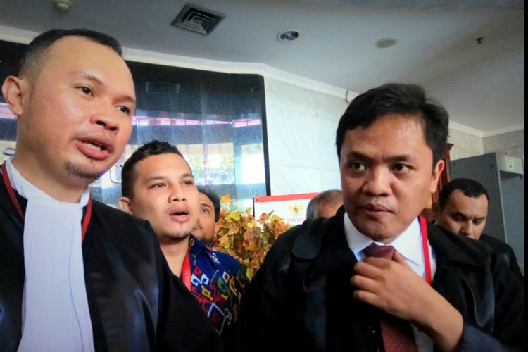 Anggota Advokat Cinta Tanah Air (ACTA) Hendarsam Marantoko, dan Ketua Dewan Pembina ACTA, Habiburokhman, ditemui  usai menjalani sidang uji materi di Mahkamah Konstitusi (MK), Jakarta Pusat, Senin (28/8/2017).