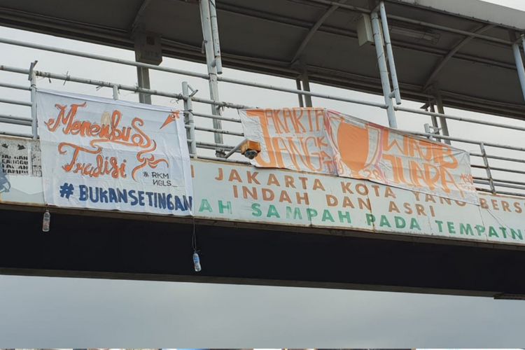 Spanduk dukungan untuk Persija di JPO halte transjakarta Tegalan, Matraman, Jakarta Timur, Kamis (7/12/2018)