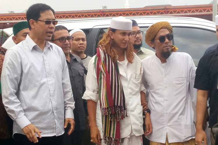 Habib Bahar tampak tiba di Mapolda Jabar didampingin kuasa hukumnya, Selasa (18/12/2018).