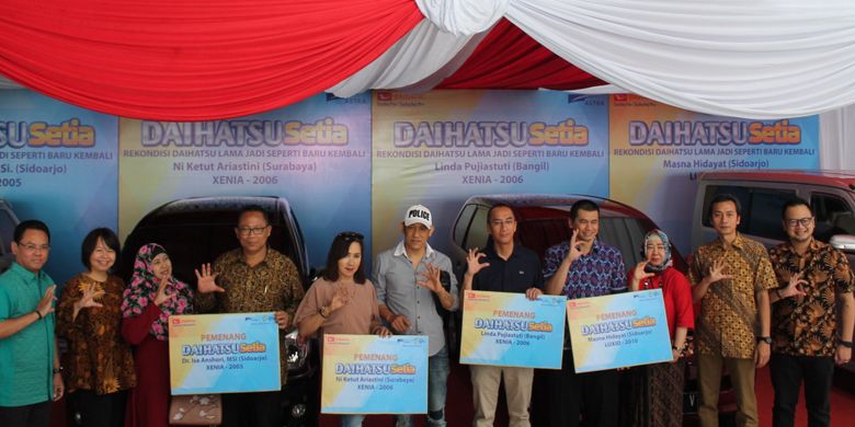 Daihatsu menyerahkan delapan unit mobil rekondisi di Jawa Timur