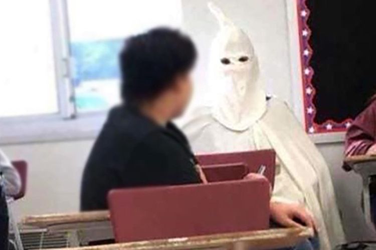 Siswa sekolah menengah di Poplar Bluff, Missouri, mengenakan jubah kelompok rasis, Ku Klux Klan, saat presentasi sejarah di kelas.