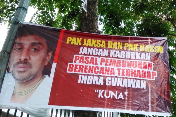 Spanduk yang dipasang keluarga korban pembunuhan Indra Gunawan alias Kuna di beberapa titik Kota Medan, Kamis (10/8/2017)