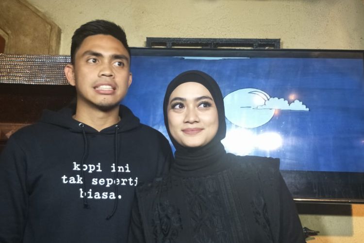 Ayudia Bing Slamet dan Ditto Percussion saat jumpa pers peluncuran single  Dengarkann Dia bertajuk Rindu di Pisa Kafe, Menteng, Jakarta Pusat, Rabu (8/8/2018). 