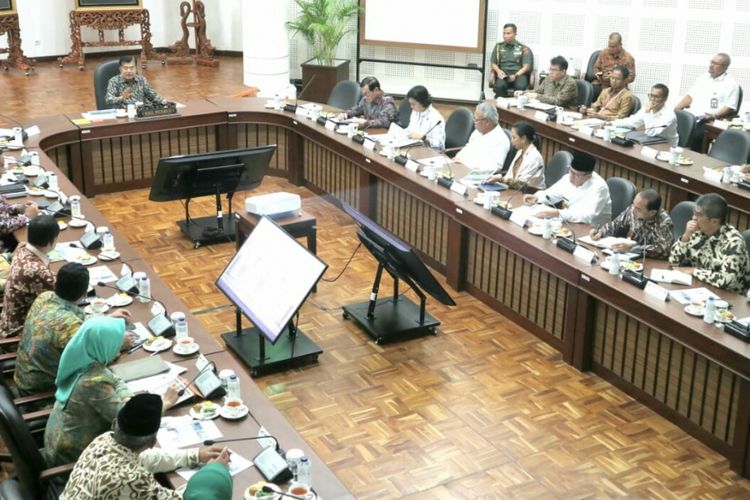 Wapres  Jusuf Kalla memimpin rapat soal transportasi DKI Jakarta, Senin (28/1/2019).