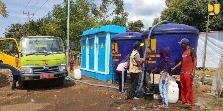 Pemasangan 3 WC portabel dan 2 hidran umum bagi korban gempa di Kecamatan Sembalun, Lombok Timur.