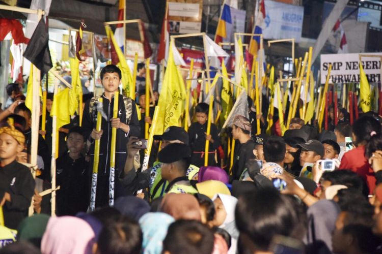 Pemerintah Purwakarta menggelar Festival Panji Demokrasi berbentuk pawai egrang di Kecamatan Wanayasa, Purwakarta, Jumat (19/8/2017)