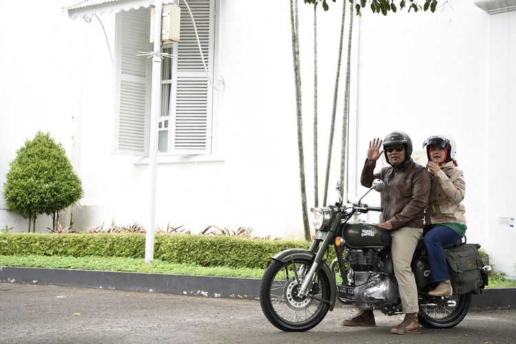 Gubernur Jawa Barat Ridwan Kamil saat menaiki motor gede Royal Enfield Classic 500 Battle Green bersama istrinya, Atalia Praratya.