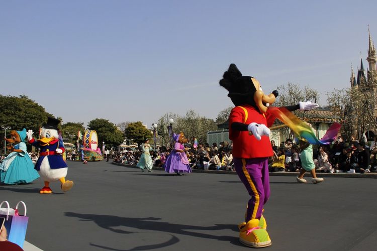 Selain menggunakan kendaraan, berbagai tokoh Disney juga berjalan kaki dalam parade di Tokyo Disneyland, Jumat (13/4/2018). Parade ini digelar dalam rangka perayaan ke-35 tahun Tokyo Disneyland.