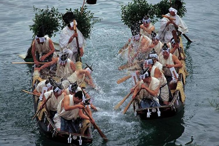 Upacara “Morotabune Shinji” ini diadakan di laut yang dingin. Pemandangan saling mencipratkan air laut di antara kedua kapal sangatlah gagah.