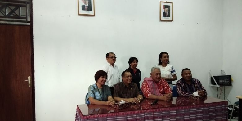 GM Garuda Indonesia Kupang, Kokoh Ritonga (duduk kedua dari kanan) dan Kepala Dinas Pariwisata NTT Marius Ardu Jelamu (duduk kedua dari kiri) di Kantor Dinas Pariwisata NTT Kamis (9/11/2017).