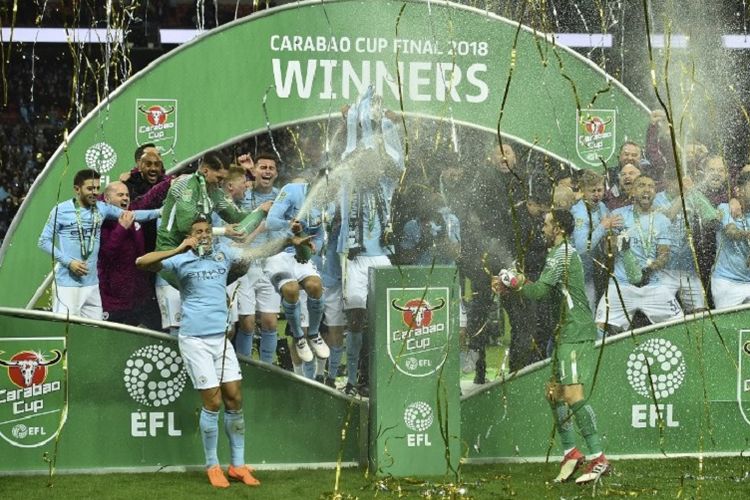 Para pemain Manchester City merayakan keberhasilan menjadi juara Piala Liga Inggris seusai mengalahkan Arsenal di Stadion Wembley, Minggu (25/2/2018).