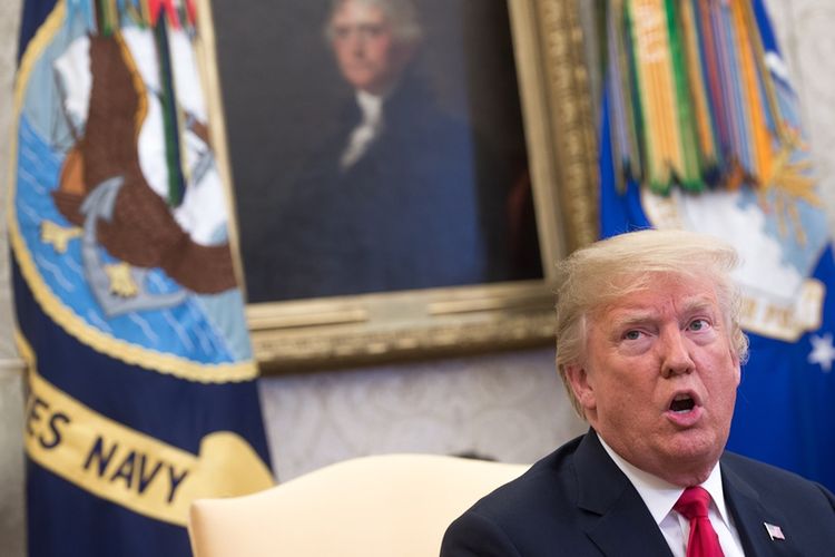 Presiden AS Donald Trump saat berada di Ruang Oval, di Gedung Putih, Washington DC.