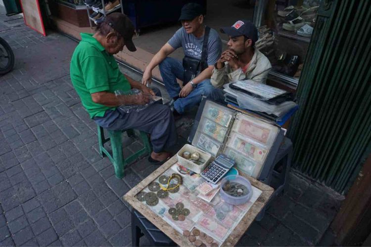 Syamsir (79), salah satu penjual uang kuno di kawasan Pasar Baru, Jakarta Pusat telah menekuni profesi tersebut selama 28 tahun. Dari menjual uang kuno, Syamsir bisa menghidupi serta menyekolahkan 7 anaknya hingga lulus bangku SMA, Senin (11/6/2018). 