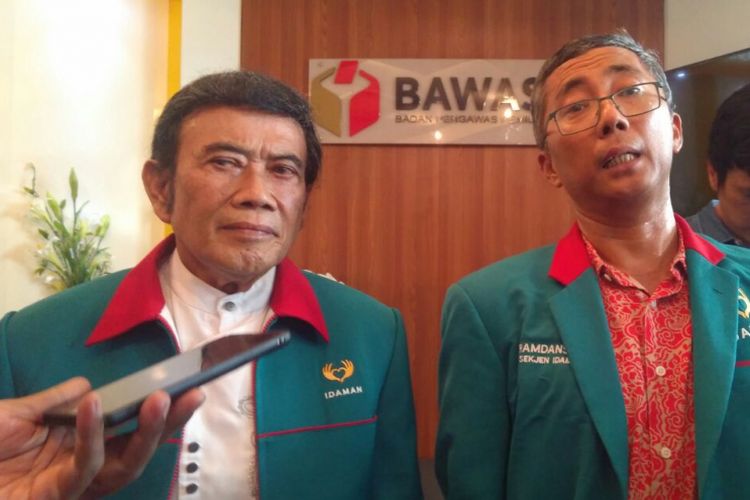 Ketua Umum Partai Idaman Rhoma Irama (kiri) dan Sekjen Partai Idaman Ramdansyah (kanan) melaporkan KPU RI ke Bawaslu RI lantaran partainya dinyatakan tidak lolos penelitian administrasi, Jakarta, Jumat (29/12/2017).