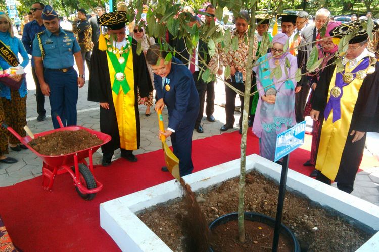 Wapres Jusuf Kalla didampingi istri, Mufidah Jusuf Kalla, secara simbolis menanam pohon pala di UNS Solo, Senin (12/3/2018).