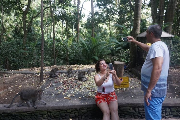 Wisatawan berfoto di Monkey Forest Ubud, Bali.