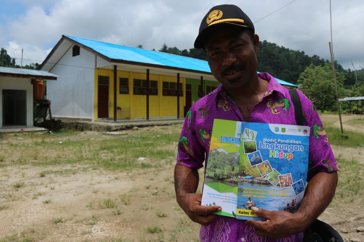 Nixon, pengajar lingkungan hidup di Raja Ampat yang giat suarakan konservasi pada anak sekolah. Ia menunjukan modul pelajaran konservasi lingkungan yang ia susun beserta guru-guru lain di Kabupaten Raja Ampat, Jumat (20/10/2017).