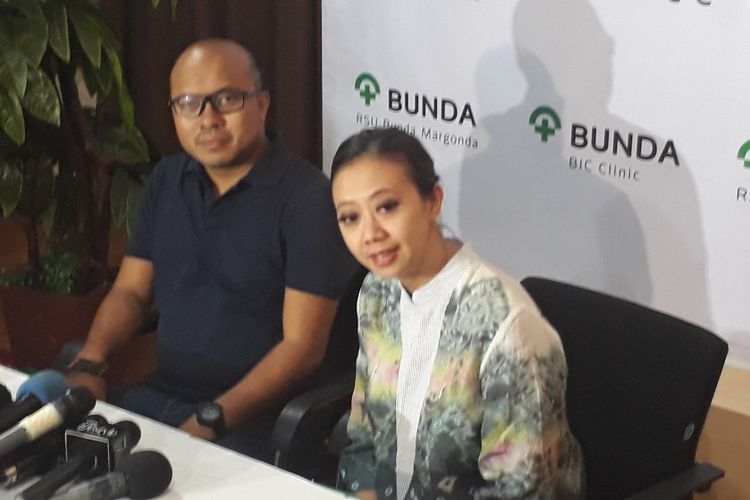 Pasangan Galiech Ridha Rahardja dan Asri Welas menceritakan soal kondisi putra kedua mereka, Rayyan Gibran Ridharaharja, di RSIA Bunda, Menteng, Jakarta Pusat, Jumat (15/9/2017).
