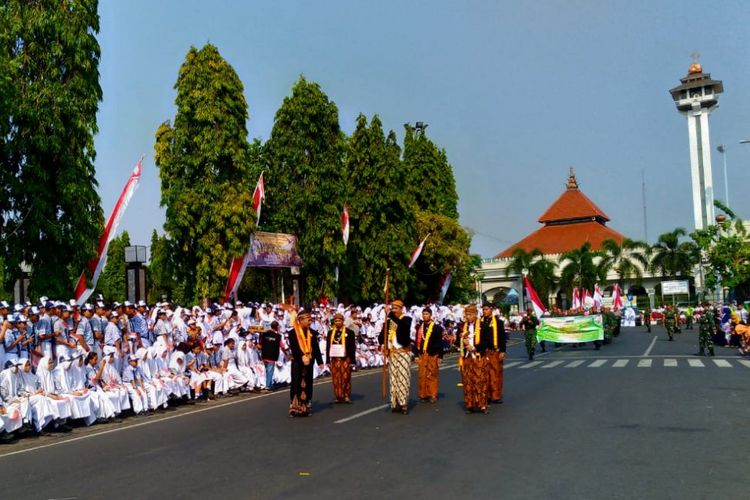 Perayaan Hari Ulang Tahun ke-73 TNI di Kabupaten Kudus, Jawa Tengah, dimeriahkan dengan kirab budaya yang diikuti ratusan peserta dari kalangan pelajar, jajaran muspika dan masyarakat, Rabu (3/10/2018).?