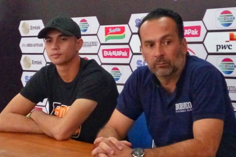 Pelatih Borneo FC, Fabio Lopez dan Penjaga Gawang Borneo FC,  Nadeo Argawinata dalam jumpa pers di Stadion Maguwoharjo, Sleman
