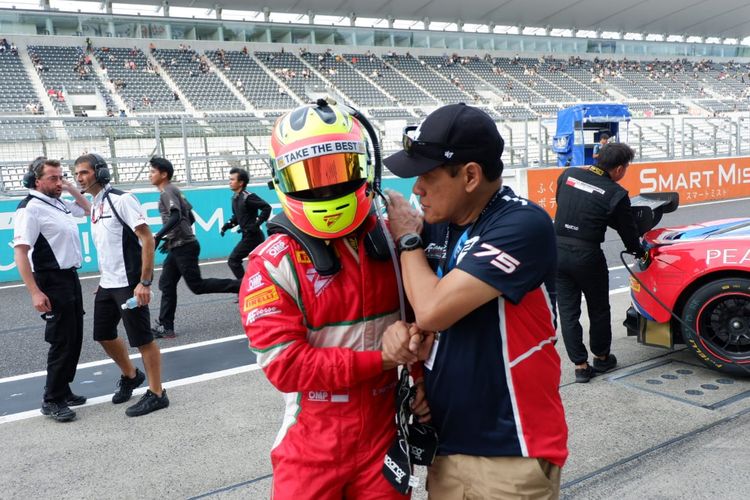 Pebalap Rio Haryanto (kiri) berbincang dengan Team Principal T2 Motorsports, Irmawan Poedjoadi, usai race pertama seri ketiga Blancpain GT World Challenge Asia 2019 di Sirkuit Suzuka, Jepang, Sabtu (22/6/2019).