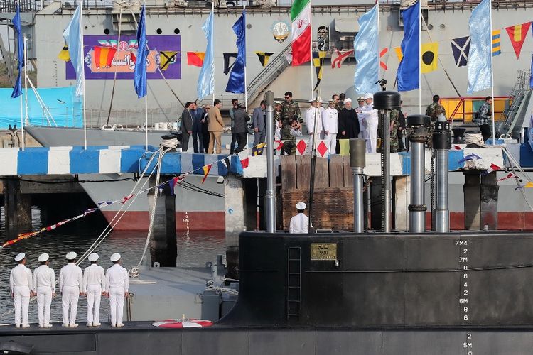 Foto yang dirilis kantor kepresidenan Iran menunjukkan momen upacara peluncuran kapal selam militer terbaru Iran, Fateh, yang dilengkapi rudal jelajah, Minggu (17/2/2018).