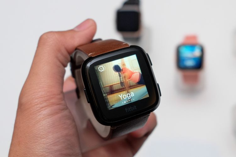 Fitbit Versa memiliki layar LCD berwarna dengan bentang diagonal 1,34 inci