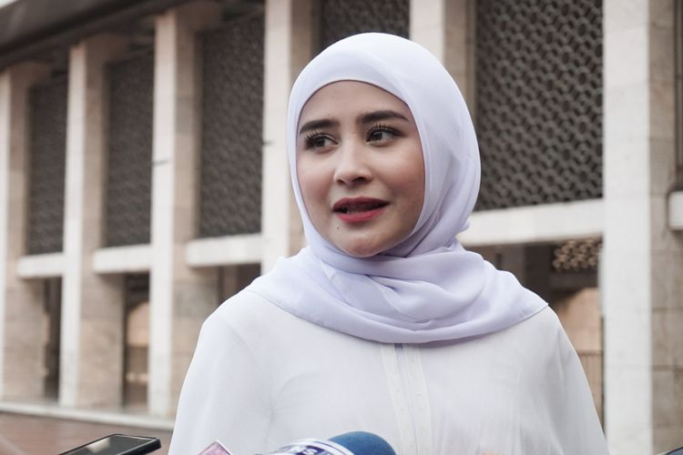 Artis peran Prilly Latucosina saat menghadiri acara Gerakan Nasional Memcintai Al-Quran di Masjid Istiqlal, Jakarta Pusat, Senin (4/6/2018).