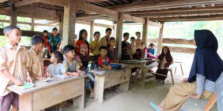 Anak-anak di kampung Bara-baraya, Dusun Tenete Bulu, Desa Bonto Manurung, Kecamatan Tompo Bulu, Kabupaten Maros, Sulawesi Selatan, semangat belajar membaca dan menulis di sekolah kolong rumah.