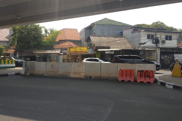 Putaran balik atau u-turn di Jalan Pangeran Antasari depan Pasar Cipete ditutup menggunakan movable concrete barrier (MCB).