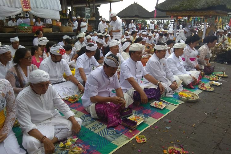 rnur Bali saat sembayang upacara purnama kapat di Pura Besakih Kamis (5/10/2017)