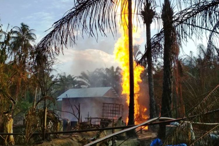 Api masih menyala di lokasi ledakan sumur minyak di Desa Pasir Putih, Kecamatan Rantau Peureulak, Kabupaten Aceh Timur, Rabu (25/4/2018).