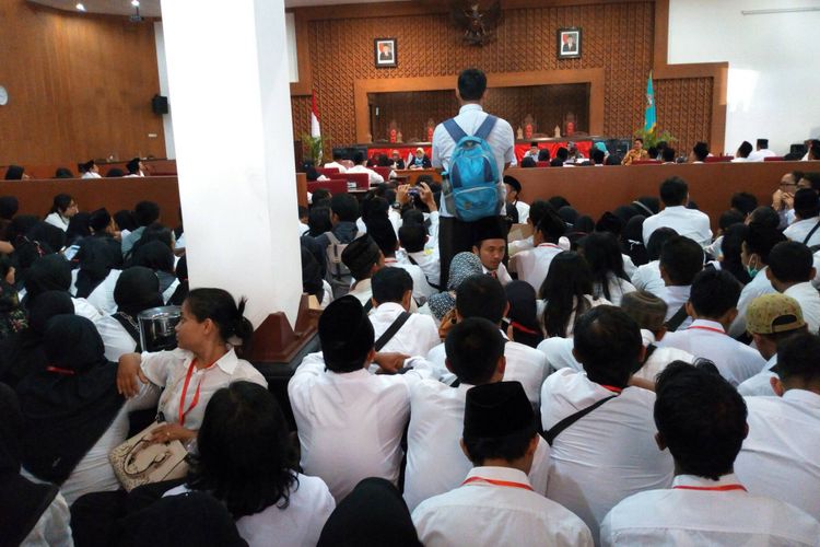 Menuntut SK Bupati, ratusan Guru Tidak Tetap (GTT) dan Pegawai Tidak Tetap (PTT) di Sekolah Dasar Negeri mendatangi DPRD Kabupaten Semarang, Kamis (29/3/2018) siang.