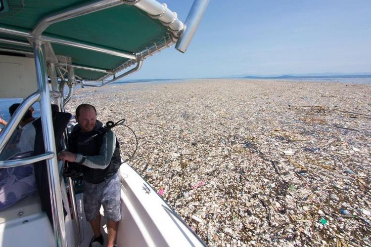 Tumpukan sampah yang ditemukan tengah mengambang di perairan lepas pantai Karibia.