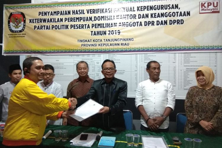 Ketua KPU Kota Tanjungpinang Robby Patria didampingi sejumlah Komisioner KPU Tanjungpinang menyerahkan berkas kepada Partai Garuda dan Partai Berkarya.
