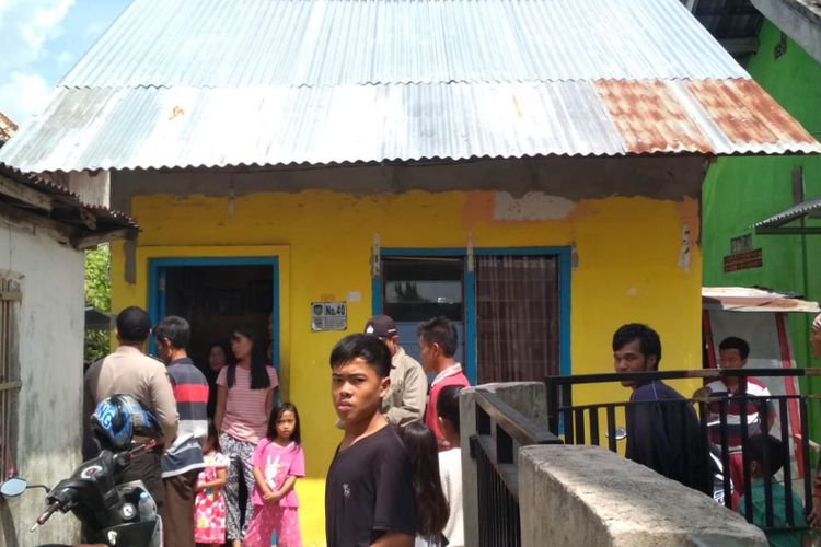 Yus Nizar Fitri (29) warga Jalan Mayor Zen, Lorong Satra Kelurahan Sei Selayur, Kecamatan Kalidoni Palembang, Sumatera Selatan nyaris terkena peluru nyasar ketika sedang mencuci piring dikediamannya itu, Minggu (9/9/2018).