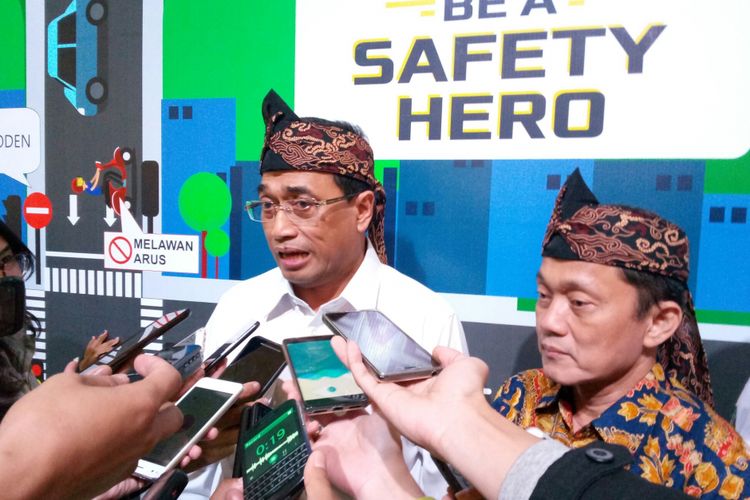 Menteri Perhubungan Republik Indonesia Budi Karya Sumadi tengah menjelaskan pentingnya keterlibatan pemuda sebagai agent of change dalam menyebarkan virus keselamatan berlalu lintas di Sasana Budaya Ganesha (Sabuga), Sabtu (3/3/2018).