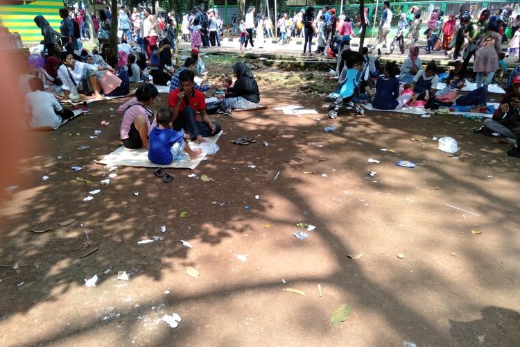 Sampah Berserakan di Taman Margasatwa Ragunan, Kamis (6/6/2019)