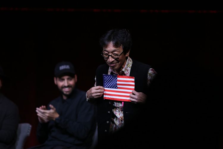 Penemu G-Shock Kikuo Ibe memberi gambar bendera AS sebagai ucapan terima kasih untuk warga New York di acara pesta peringatan 35 tahun G-Shock di Madison Square Garden, New York, AS, Kamis (9/11/2017) malam. Jam tangan asal Jepang G-Shock yang pertama kali diluncurkan pada 1983 silam, merayakan pesta peringatan 35 tahun bertajuk Shock The World di AS.