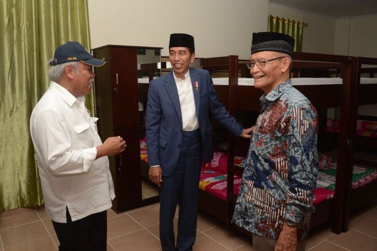Presiden Joko Widodo (Jokowi) meresmikan Rumah Susun (Rusun), Masjid Hj. Yuliana, Gedung Sekolah SMP 2 dan SMA 2 di kawasan Pesantren Modern Terpadu Prof. Hamka, Kota Padang, Sumatera Barat, Senin (21/5/2018).