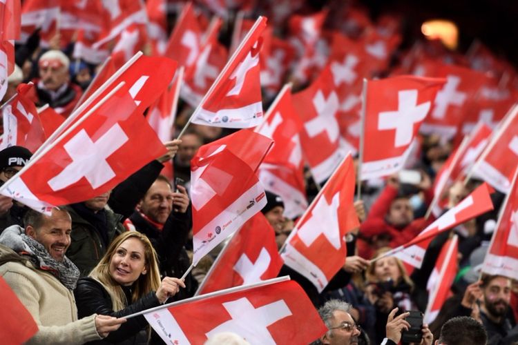 Suporter timnas Swiss merayakan keberhasilan negaranya lolos ke putaran final Piala Dunia 2018 seusai menyisihkan Irlandia Utara, Minggu (12/11/2017). 