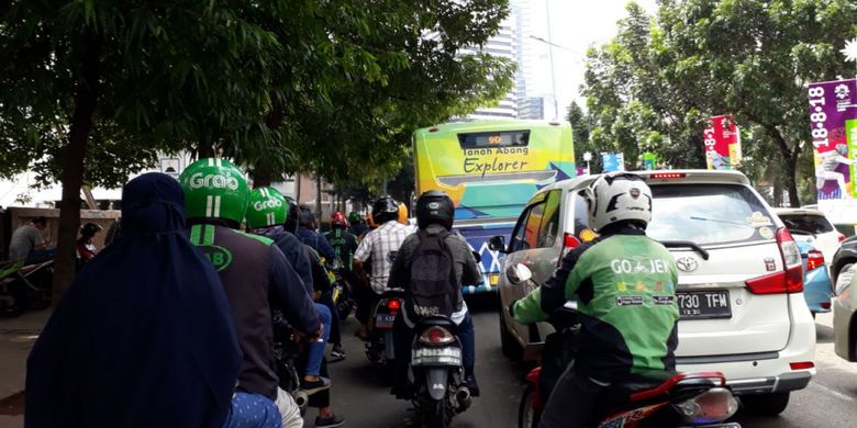 Bus transjakarta Tanah Abang Explorer melintas di Jalan Jenderal Sudirman, Jumat (2/2/2018). Bus itu dialihkan setelah operasionalnya dihentikan sementara di Tanah Abang menyusul aksi mogok sopir angkot.