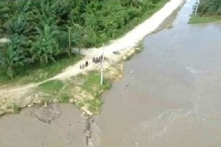 Sungai Lariang di desa Kalindu, Pasnagkayu sulawesi barat meluap, akses jalan desa dan kecamatan di mateng putus diterjang banjir
