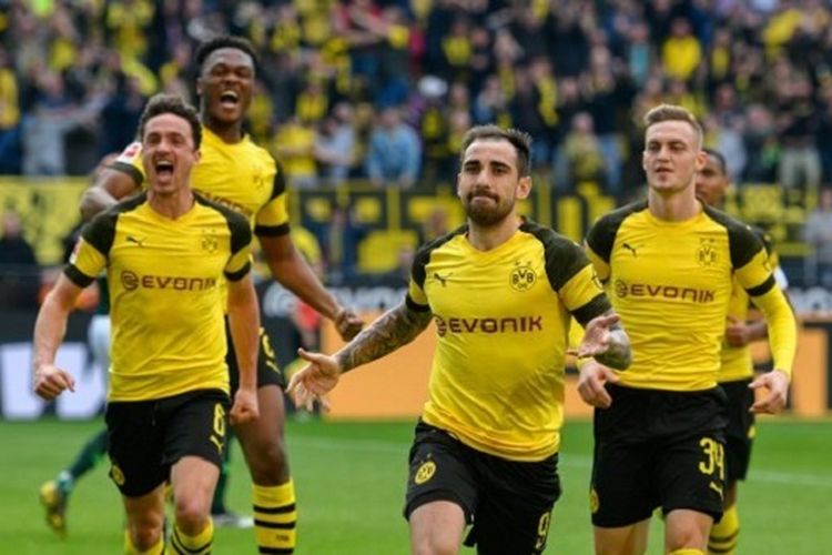 Para pemain Borussia Dortmund merayakan gol Paco Alcacer pada pertandingan versus Wolfsburg di SIgnal Iduna Park dalam lanjutan Liga Jerman, 30 Maret 2019. 
