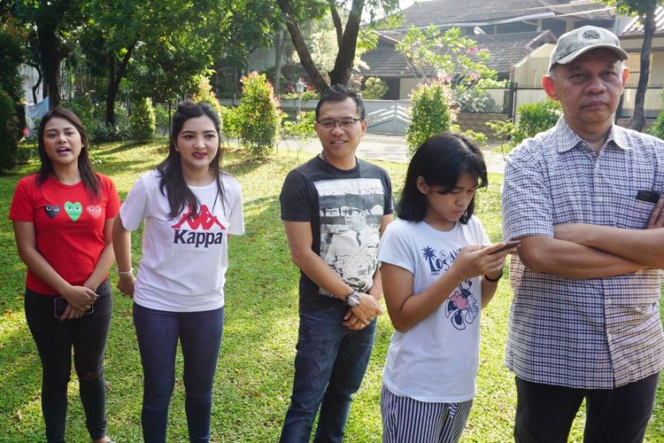 Musisi Anang Hermansyah bersama sang istri, Ashanty dan kedua anaknya, Aurel Hermansyah dan Azriel Hermansyah mengantre di depan TPS 89 di kawasan Cinere Mas, Cinere, Depok, Jawa Barat, Rabu (17/4/2019).