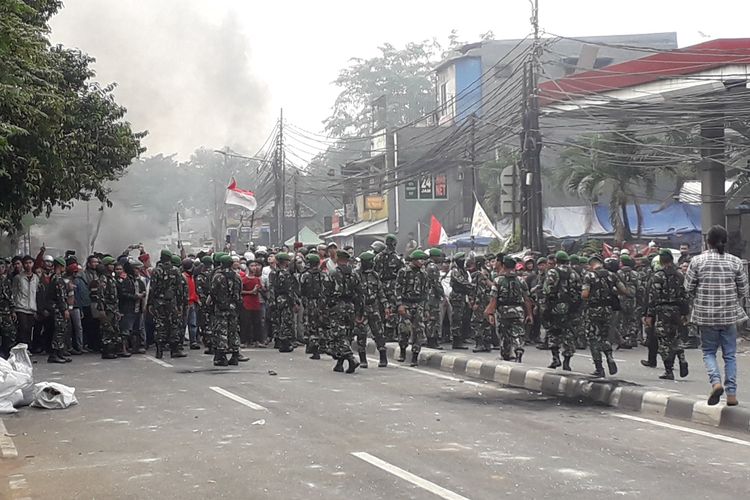 Massa dari arah Tanah Abang, Jakarta Pusat, kembali melempat batu dan meneriaki polisi di Petamburan, Jakarta Barat, Rabu (22/05/2019)(KOMPAS.com/ VERRYANA NOVITA NINGRUM)
