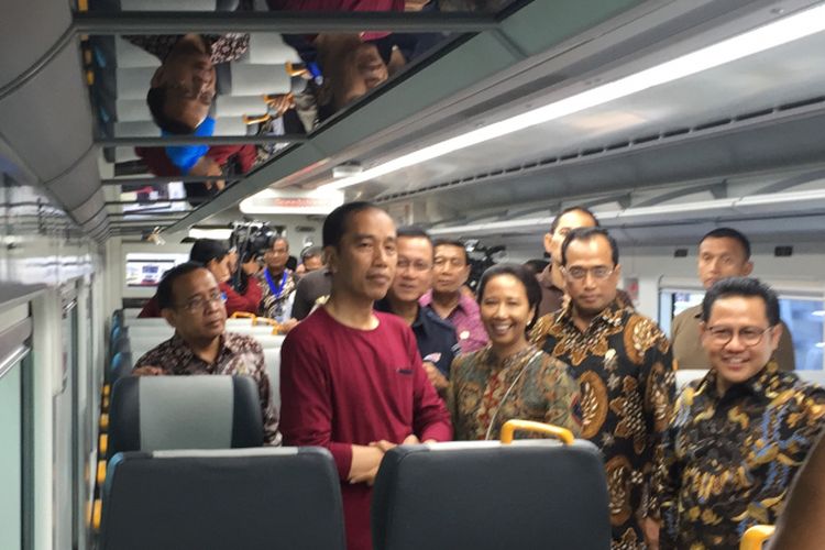 Presiden Joko Widodo bersama rombongan saat menghadiri acara peresmian layanan KA bandara di Bandara Soekarno-Hatta, Tangerang, Selasa (2/1/2018) pagi. 